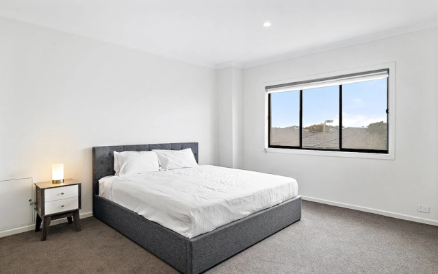 Spacious 5-bed Home in Peaceful Point Cook – Guest Rooms – Melbourne
