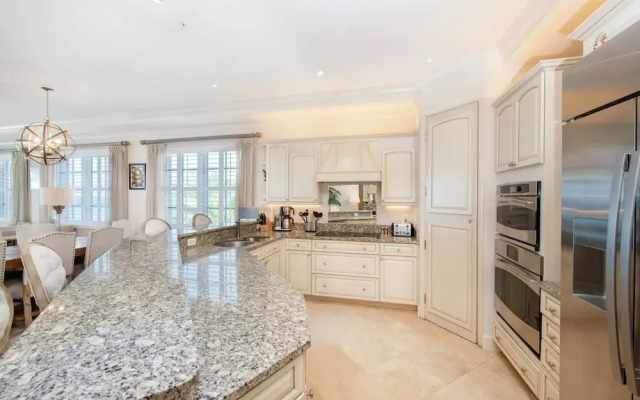 Seabreeze 8 - Luxury 4-bedroom on Seven Mile Beach
