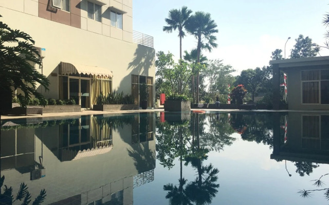 Bright Studio Room at Pinewood Apartment