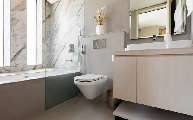 1 BR With Stunning 180 Marina View