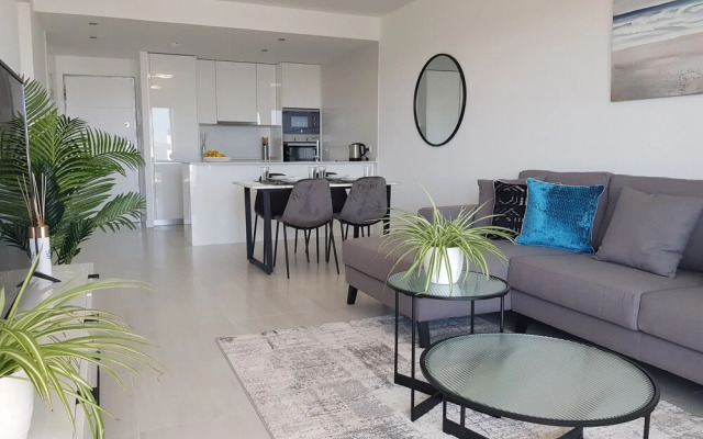 Contemporary two Bed, two Bath Apartment