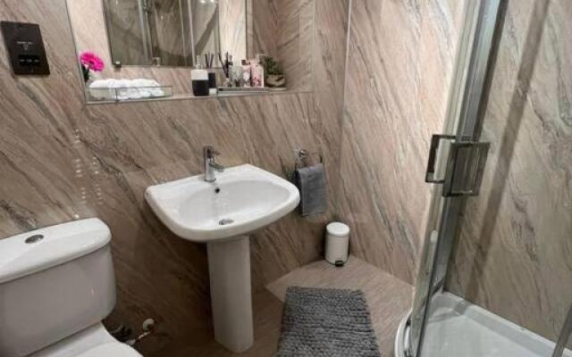 Delightful, central 3 bedroom house with garden.