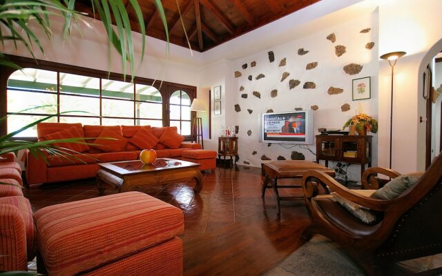 Comfortable Villa in Haría With Swimming Pool