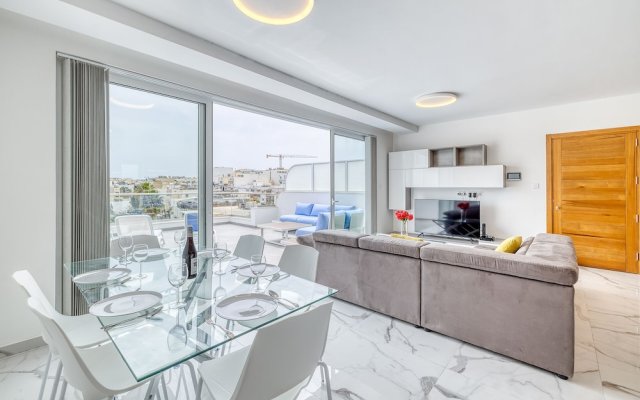 Fabulous Penthouse Close to St George's Bay