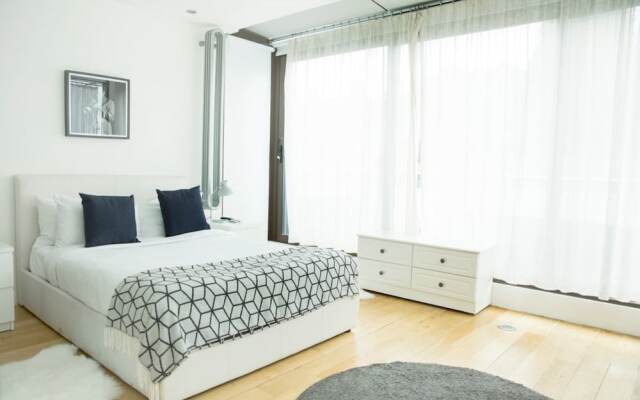 The Holborn Lights - Modern 3BDR Home with Rooftop Terrace & Garage