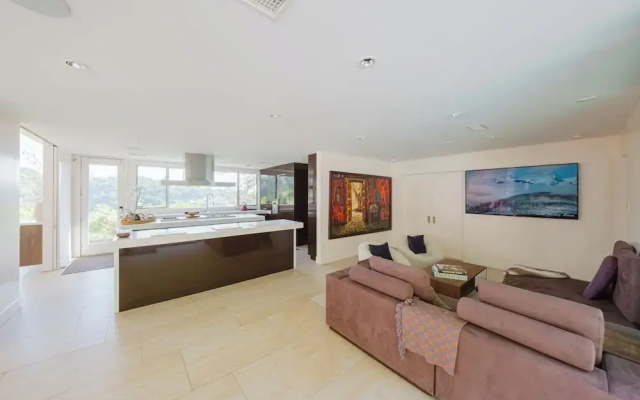 Zen Estate - Luxurious 5BR Beverly Hills Sanctuary With Pool & Canyon Views