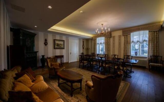 Saka Manor