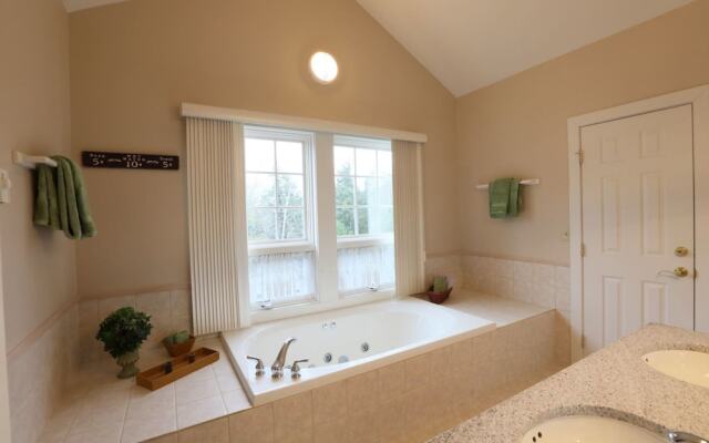 Upscale 3BR Topnotch Overlook