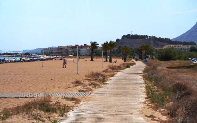 Beautiful 2-Bed first beach line apartment for 6