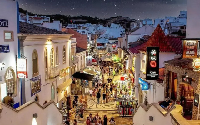 Albufeira Central Apartment, 10 mins walk to beach