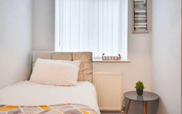 Cosy 2 Bedroom Apartment with Parking
