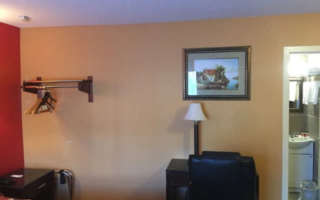 Travelodge by Wyndham Bay Shore Long Island