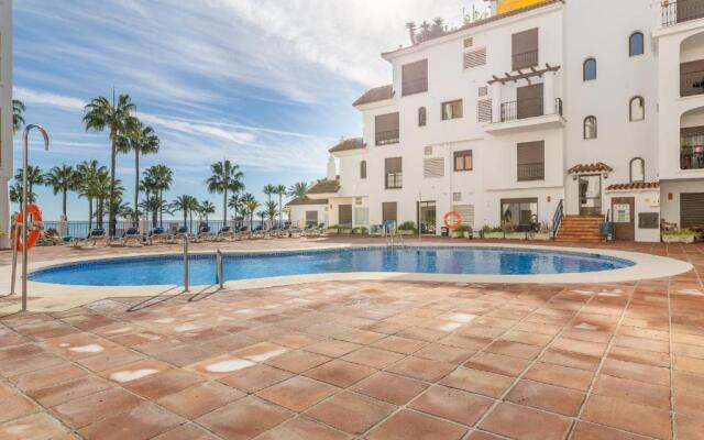 2261-Superb apt on the beach, on Duquesa harbour