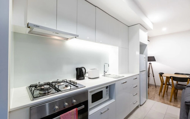 Raphael 2Bdr Carlton Apartment