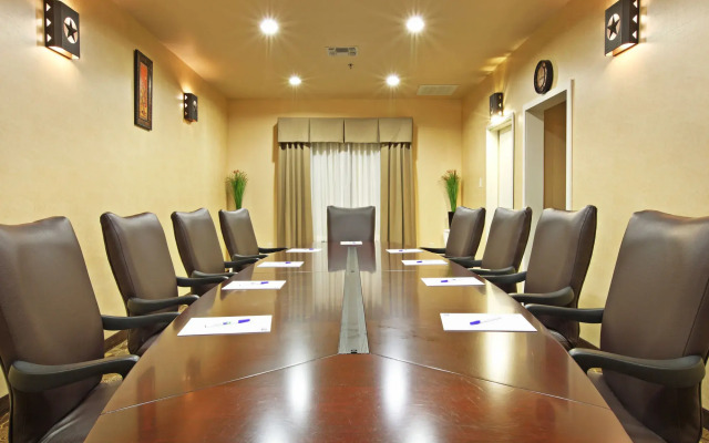 Holiday Inn Express & Suites Marshall by IHG