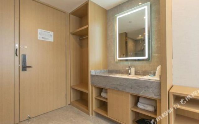 Qingmu Select Hotel (The Sun Yat-sen Mausoleum Qilin Arch)