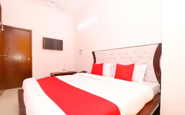 OYO 30900 Roadstar Hotel