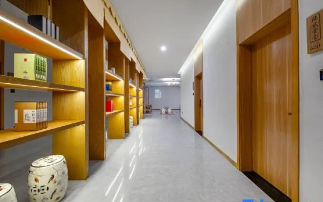 Yueju Hotel (Xinyang High-speed Railway East Station Daxin Plaza)