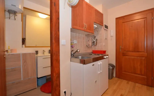 Simple and Sunny Studio Apartment