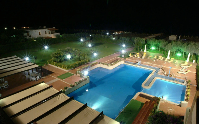 Cumeja Beach Club & Hotel
