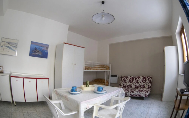 Furnished Open-space Apartment Near the sea and Commercial Points