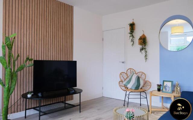 Caldecott House - Close to M60 and M62