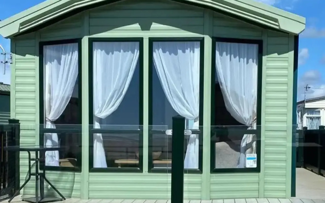 Beachside Holiday Retreat - Sleeps 6 & Parking