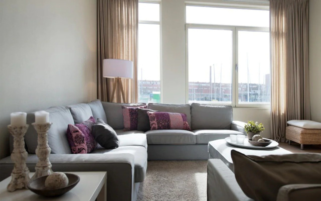 Modern Apartment Overlooking the Harbor