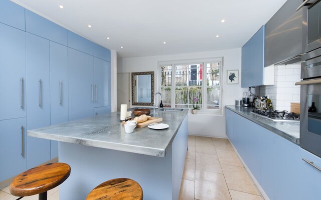Stylish and Spacious 2BR House in Hammersmith
