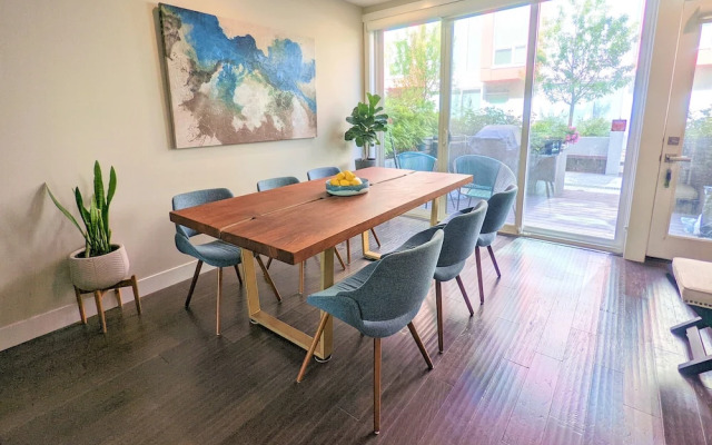 Monki Di Executive Suites - GLAS - Luxury Inner City Home 3 min to Downtown w Private Rooftop Patio Fireplace