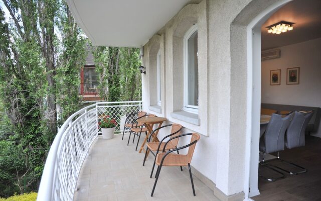 Hillside Premium Apartments
