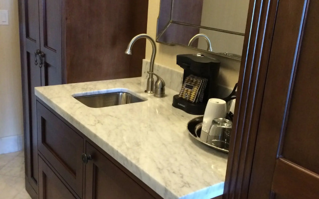 Woolley's Classic Suites Denver Airport