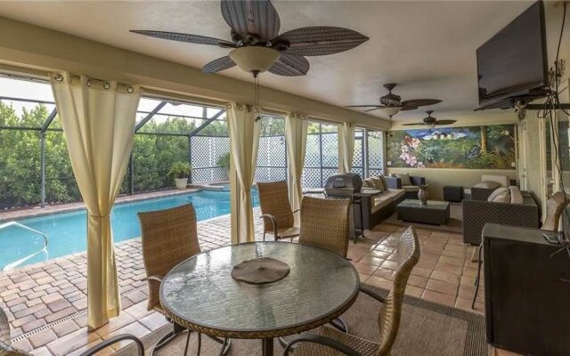 Tropical Retreat Pool Jet Spa WiFi 3 Br home by RedAwning