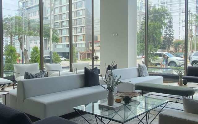 w 2BR With Balcony in Luxury Building Barranco