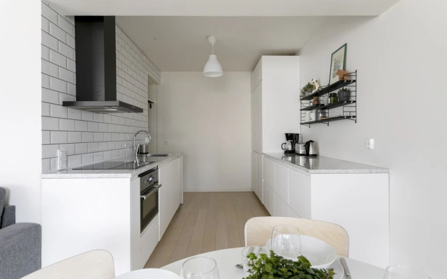 2ndhomes Modern 1BR Apartment w Balcony