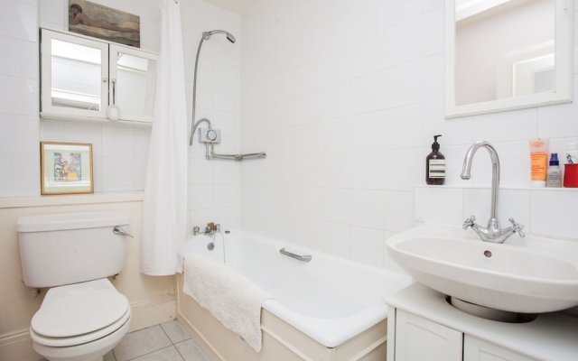 Beautiful and Light Chelsea 1 Bed Apartment