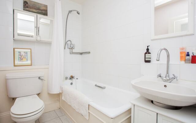 Beautiful and Light Chelsea 1 Bed Apartment