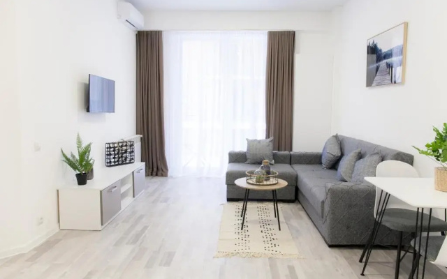 Brand new, bright, 1 bedroom unit, 100 Mbps Wi-Fi.