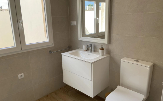 Chalet a estrenar - Playa Oliva Nova. Piscina & Padel