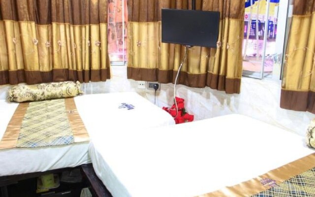 Room in Guest Room - Standard Family Room Mere Steps Away From Mira Place 1