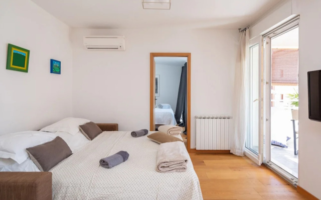 Modern apt With Terrace 4 min Walk to the Beach