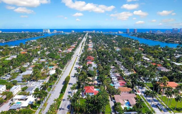 Beautiful Hollywood Beach 4 BR Home W Heated Pool