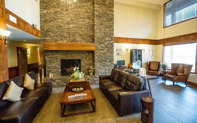 Spacious 3BR 2BA Penthouse with Mountain Views