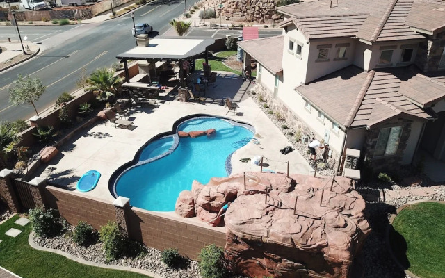 Zion Poolhouse by RedAwning