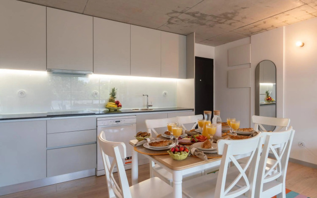 Luxurious Impressive Apartment - Balcony and Pool