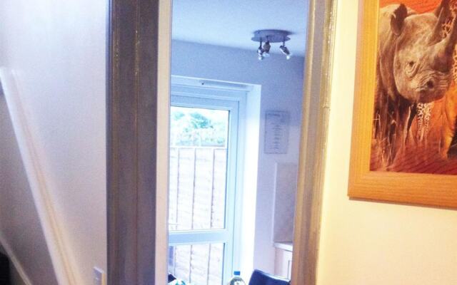 My-Places Large 4 Bed Town House (14A)