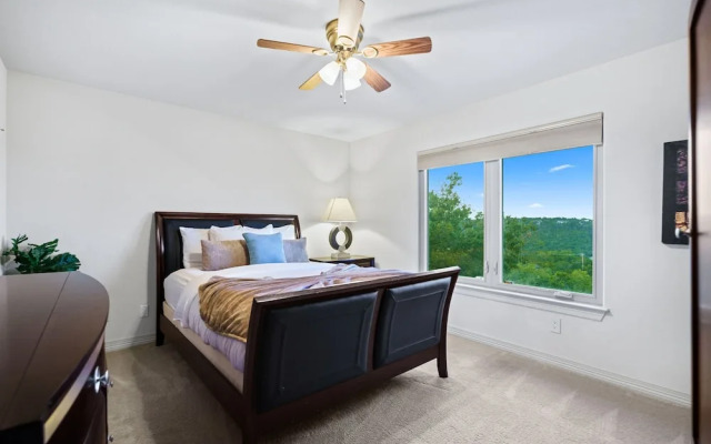 Hillside Infinity Pool Retreat