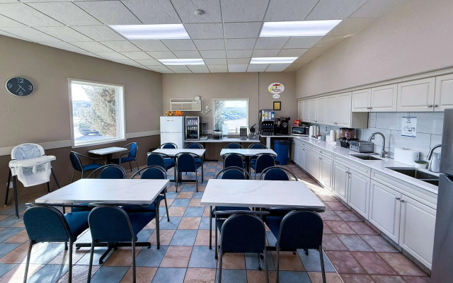 Super 8 by Wyndham Medicine Hat AB