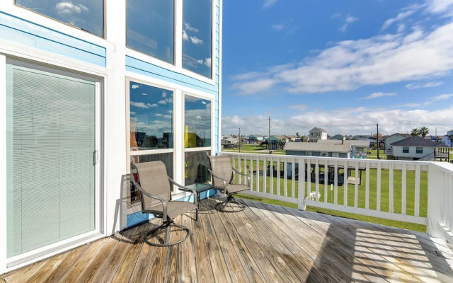 Walk to Beach: Family-friendly Galveston Home!