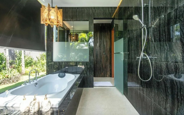 Exquisite 5BR Villa: Premier Luxury in Seminyak